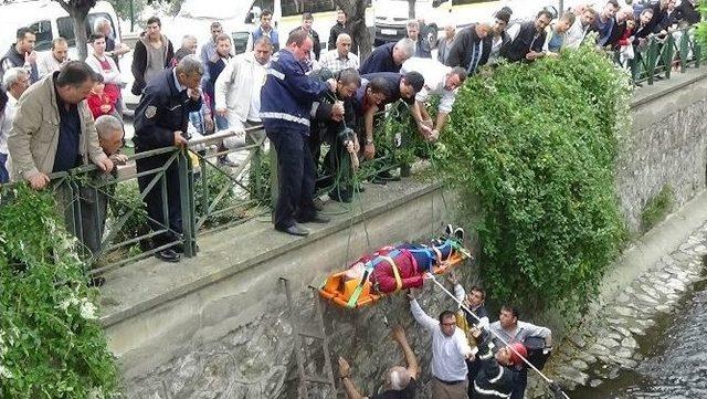 Annesiyle Tartışan Gen&ccedil; Kadın, 7 Metre Y&uuml;kseklikten Dereye Atladı 1