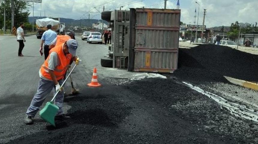 K&ouml;m&uuml;r Y&uuml;kl&uuml; Kamyon Yan Yattı