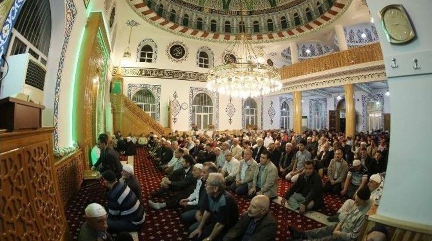 İlkadım&rsquo;da Camiler Doldu Taştı