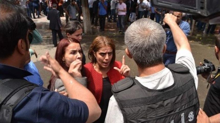 Siirt&rsquo;te İzinsiz G&ouml;steriye Polis M&uuml;dahale Etti