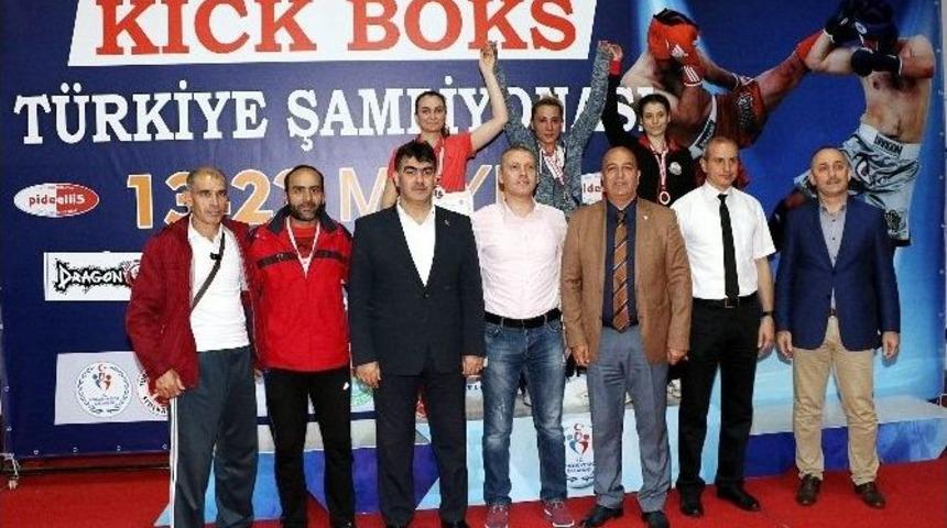 Bakan Kılı&ccedil;&rsquo;tan, Şampiyonlara Tebrik