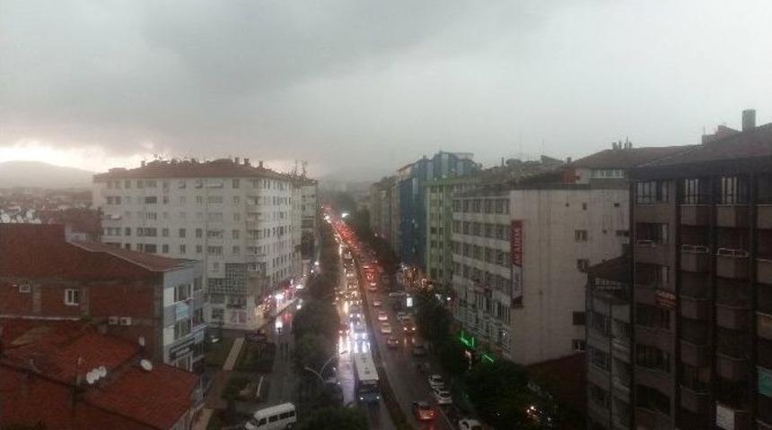 &Ccedil;orum&rsquo;da Sağanak Yağış Hayatı Fel&ccedil; Etti