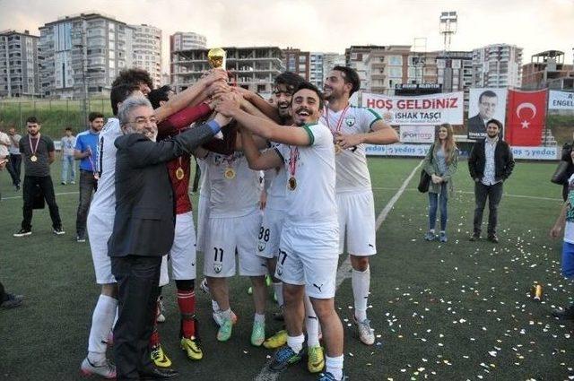 Omü Öğrenci Konseyi 8. Geleneksel Sınıflar Arası Futbol Turnuvası Sona Erdi