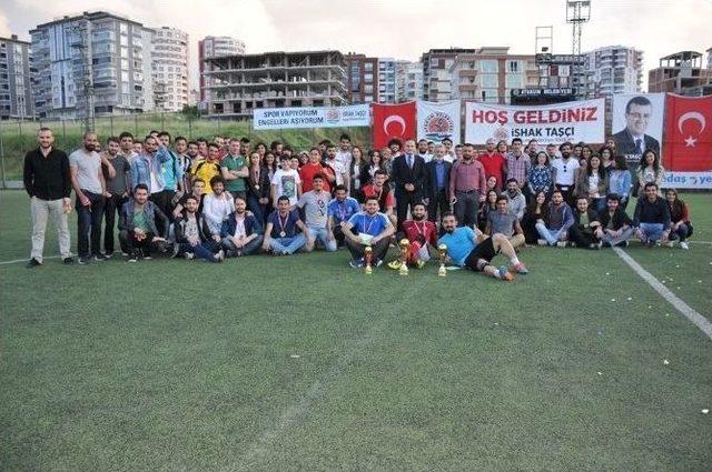 Omü Öğrenci Konseyi 8. Geleneksel Sınıflar Arası Futbol Turnuvası Sona Erdi