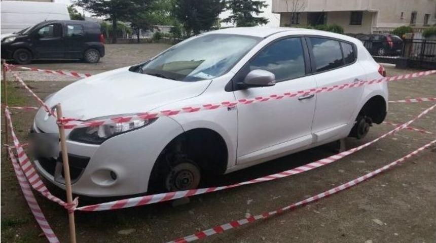 Otomobilin Jantı İle Birlikte Lastiklerini &Ccedil;aldı