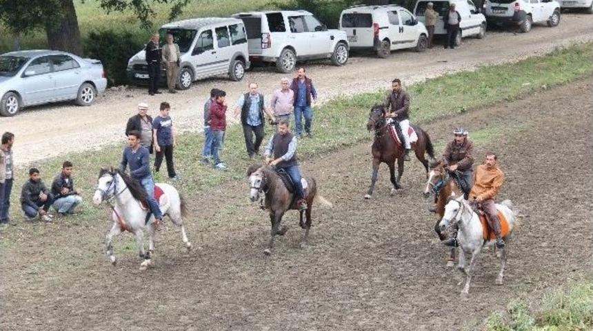6. Geleneksel Altın Kemerli Rahvan At Yarışları Bursa&rsquo;da Ger&ccedil;ekleşti