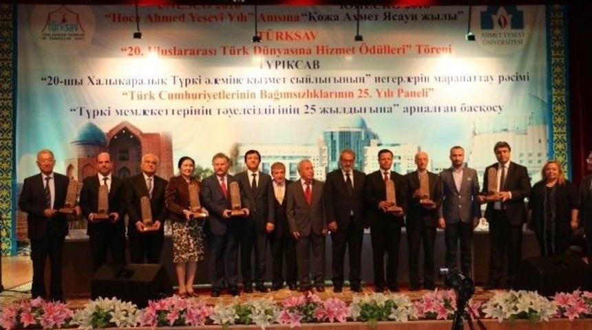 Ahmet Yesevi &Uuml;niversitesi M&uuml;tevelli Heyet Başkanına T&uuml;rksav T&uuml;rk D&uuml;nyasına Hizmet &Ouml;d&uuml;l&uuml; Verildi