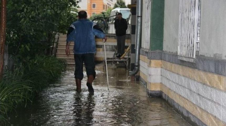 Sağanak Yağmur Hayatı Olumsuz Etkiledi