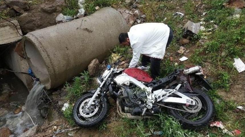 Motosiklet &Ccedil;ukura Yuvarlandı: 1 Yaralı