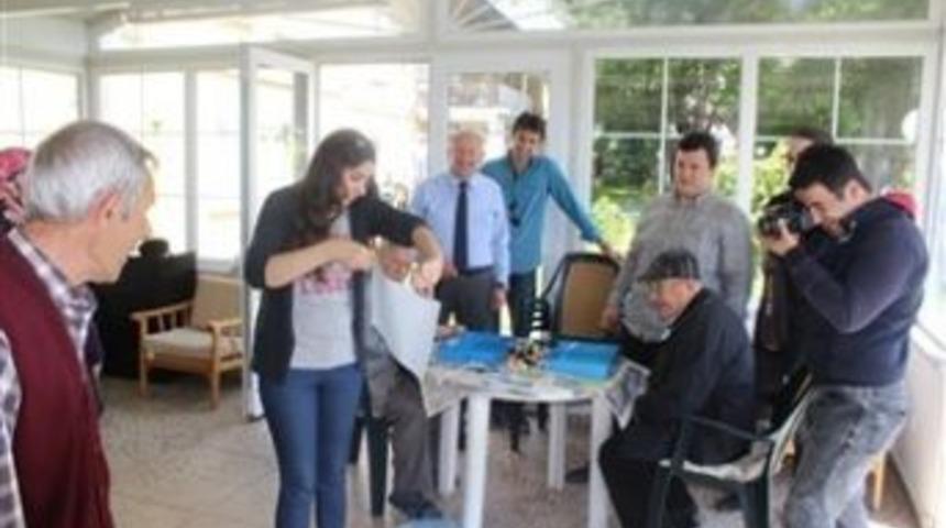 Kursiyerlerden Huzurevindeki Yaşlılara Ziyaret