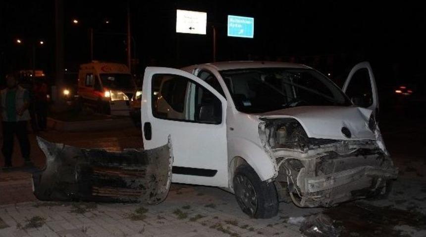 Nazilli&rsquo;de Trafik Kazası: 2 Yaralı
