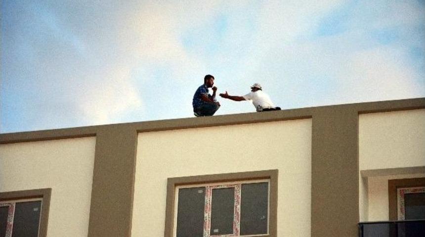 Polis, İntihara Teşebb&uuml;s Eden Komşusunu İkna Ederek &Ccedil;atıdan İndirdi