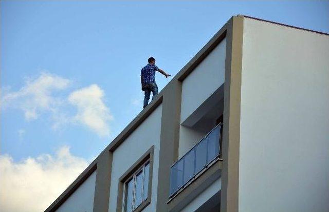 Polis, İntihara Teşebb&uuml;s Eden Komşusunu İkna Ederek &Ccedil;atıdan İndirdi 1