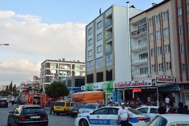 Polis, İntihara Teşebb&uuml;s Eden Komşusunu İkna Ederek &Ccedil;atıdan İndirdi 2