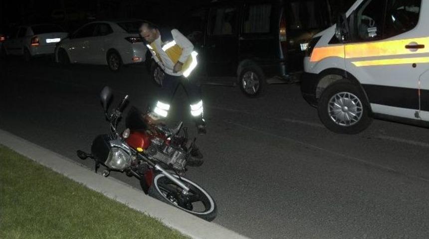 Motosikletle Otomobil &Ccedil;arpıştı: 2 Yaralı