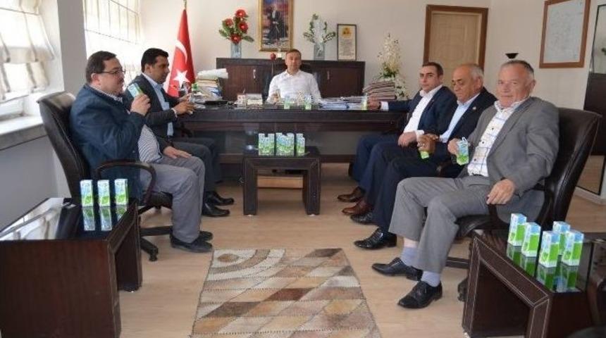 D&uuml;nya S&uuml;t G&uuml;n&uuml;nde Kurumlara S&uuml;t Dağıttılar