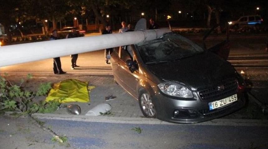 Otomobil Aydınlatma Direğine &Ccedil;arptı: 1 &Ouml;l&uuml;, 1 Yaralı
