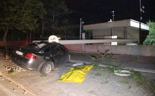 Otomobil Aydınlatma Direğine Çarptı: 1 Ölü, 1 Yaralı