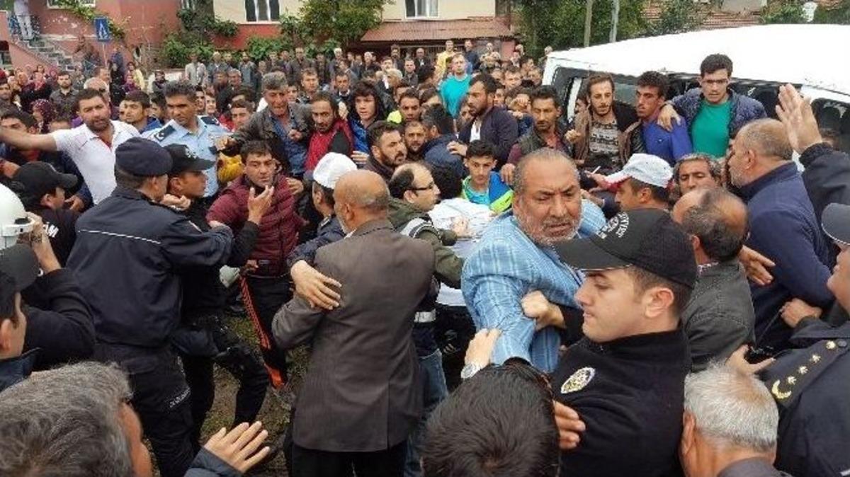 &Ouml;l&uuml;ml&uuml; Trafik Kazasında Vatandaşlar Yolu Trafiğe Kapattı