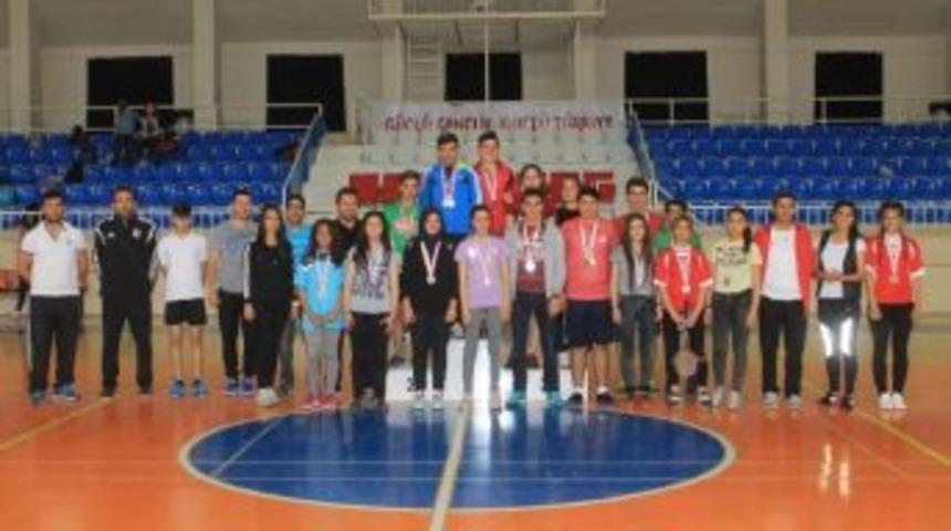 17 Yaş Altı Ferdi Badminton M&uuml;sabakaları Sona Erdi