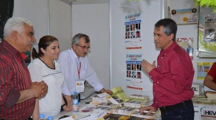 Anlı, Kitap Fuarını Gezdi