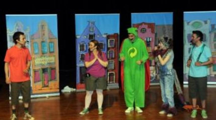 &Ccedil;evreci Kedi &Ccedil;ocuklara D&ouml;n&uuml;ş&uuml;m&uuml; Anlattı