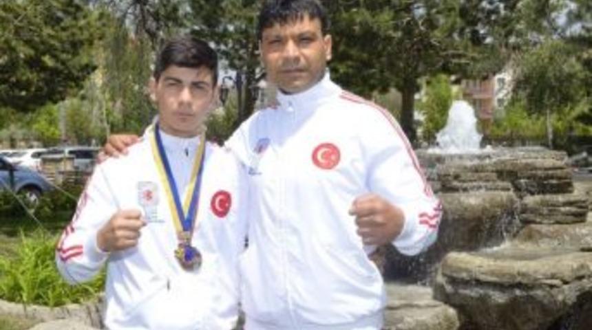 Paland&ouml;ken Belediyesinin, Boks&ouml;r&uuml; G&uuml;m&uuml;ş Madalya Aldı