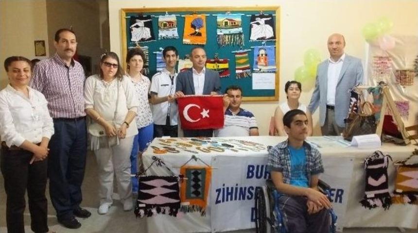 Kaymakam &Ouml;ner&rsquo;e Bayrak Hediye Ettiler