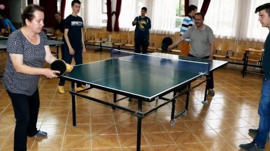 Edremit&rsquo;teki &lsquo;masa Tenisi Şenligi&rsquo; İlgi Topladı