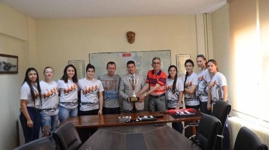 Ataşbak, Kadın Hentbol Takımını Kabul Etti