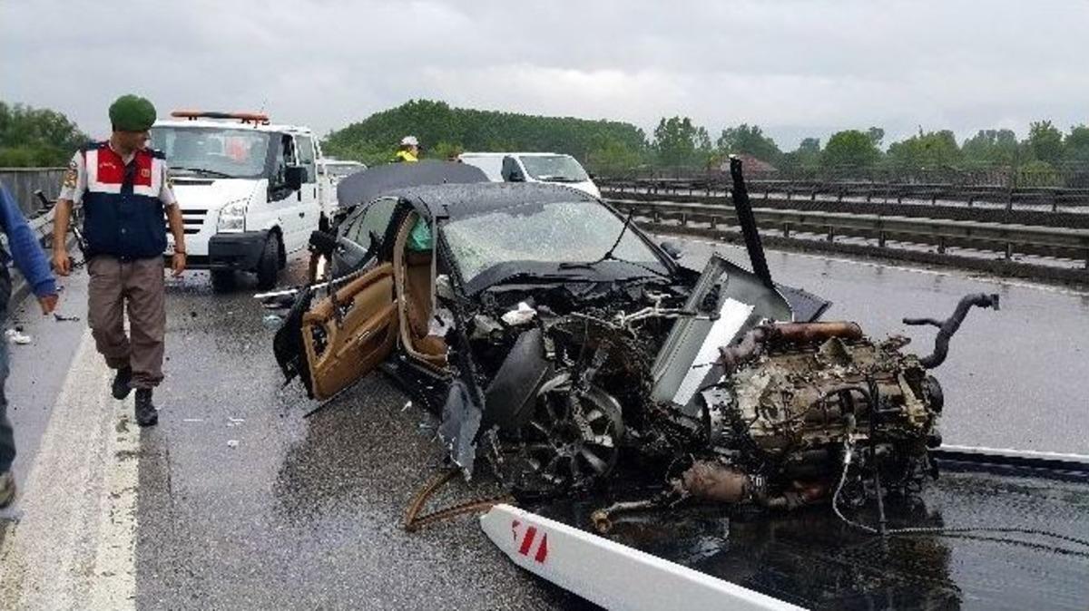 Tem&rsquo;de Otomobil Bariyerlere &Ccedil;arptı, 4 Kişi &Ouml;l&uuml;mden D&ouml;nd&uuml;