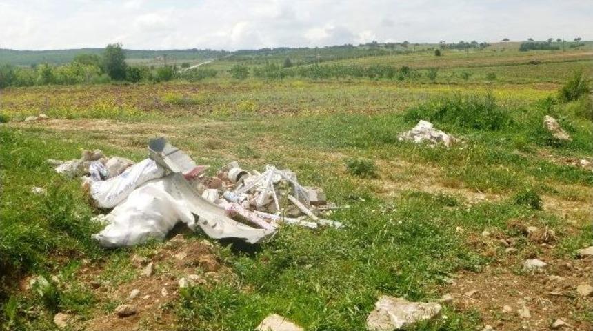 Bilecik&rsquo;te Yol Kenarları Ve Tarlalarda Ka&ccedil;ak Moloz Atıkları