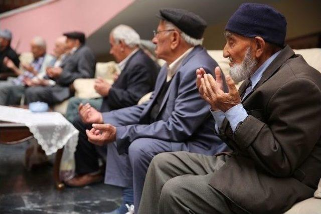 Başkan Çolakbayrakdar Yaşlıların Hayır Duasını Aldı