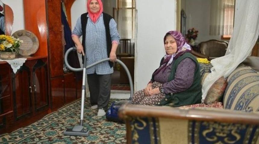 İneg&ouml;l Belediyesi Kimsesiz Yaşlıların Evlerini Temizliyor