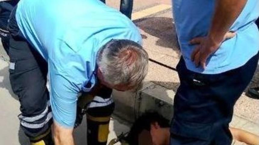 Kolu Menfez Izgarasına Sıkışan &Ccedil;ocuğu İtfaiye Kurtardı