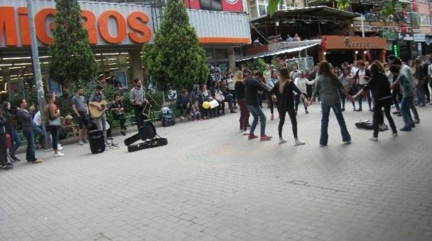 Adalar&rsquo;da Bazen Eylem, Bazen Eğlen