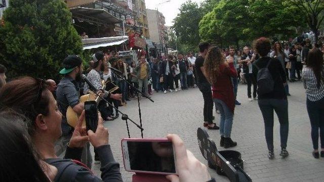 Adalar’da Bazen Eylem, Bazen Eğlen