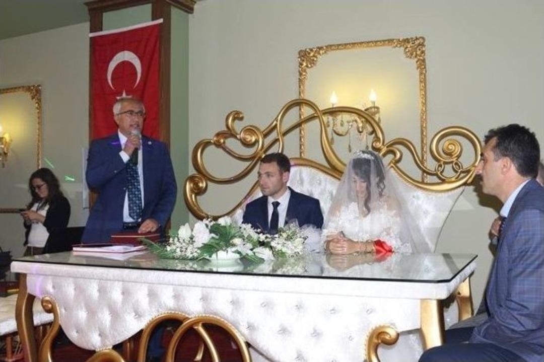 Başkan G&uuml;ler, Kızının Nikahını Kıydı