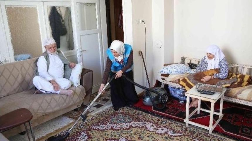 Haliliye Belediyesi 50 Ailenin Evini Temizliyor