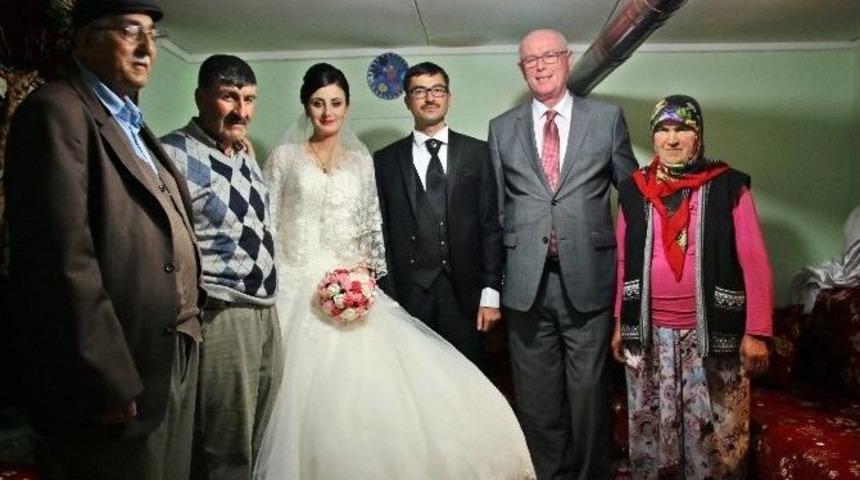 Başkan Kurt Gen&ccedil; &Ccedil;iftleri Mutlu G&uuml;nlerinde Yalnız Bırakmadı