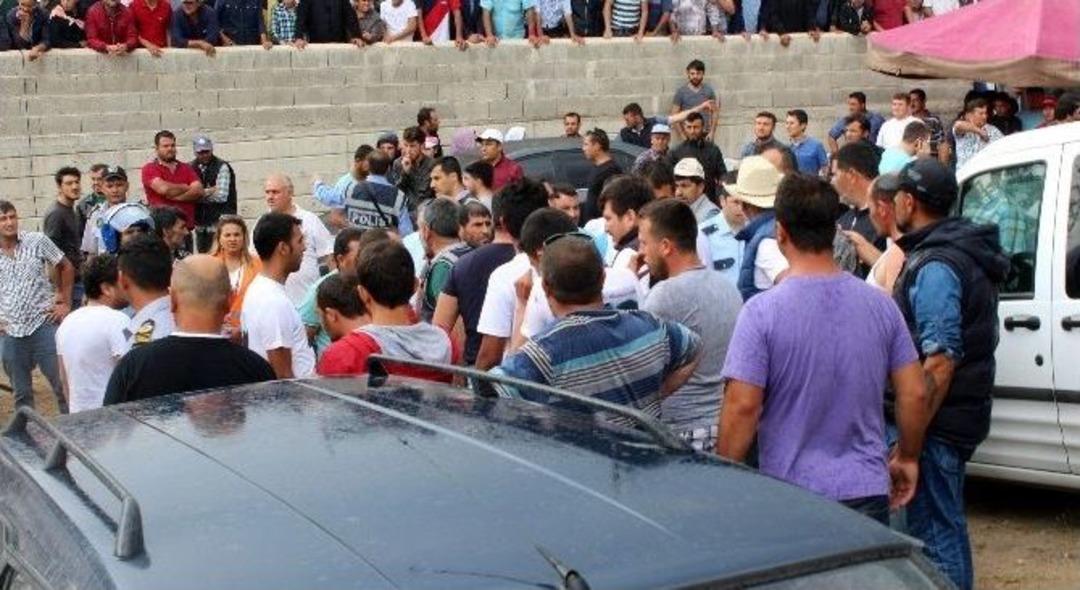 Y&uuml;zlerce Kişi Birbirine Girdi, Arena Ringe D&ouml;n&uuml;şt&uuml;