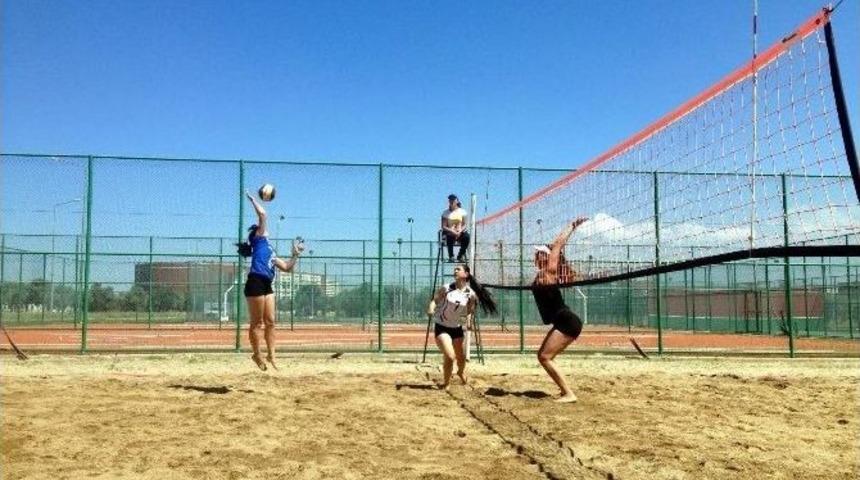 Ad&uuml;&rsquo;de İlk Defa Plaj Voleybolu M&uuml;sabakaları Yapıldı
