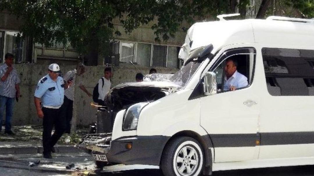 &Ouml;ğrenci Servisi Askeri Araca &Ccedil;arptı: 8 Yaralı