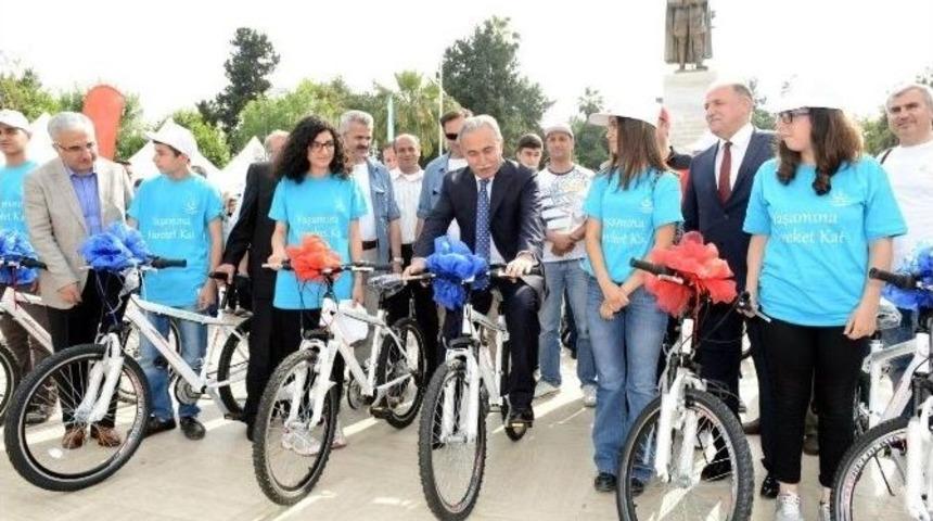 Adana&rsquo;da Bin 208 &Ouml;ğrenciye Bisiklet Dağıtıldı