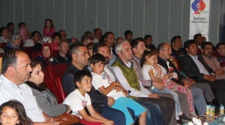 "&ouml;nce Vatan" Sındırgı&rsquo;da Sahnelendi