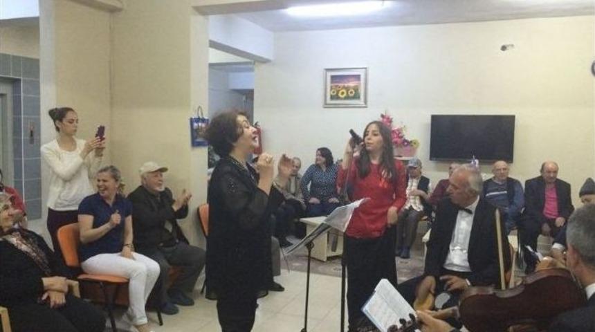 Yaşlılara T&uuml;rk Sanat M&uuml;ziği Konseri