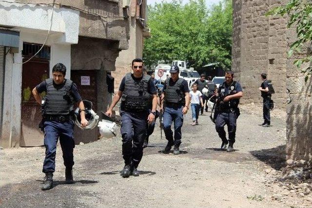 Hdp&rsquo;lileri Sur Esnafından Polis Korudu 2