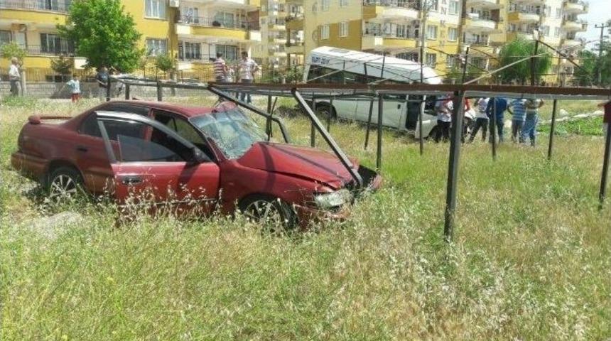 Otomobil İle Minib&uuml;s &Ccedil;arpıştı: 1 Yaralı