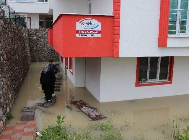 Karabük’te Etkili Olan Yağmur Sonrası Bazı Binaları Su Bastı