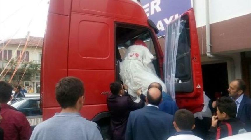 Tır&rsquo;ı Gelin Arabası Yaptı